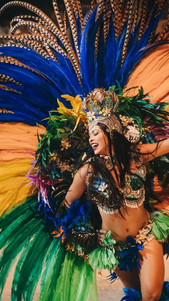 Ballerina di samba in costume colorato di piume